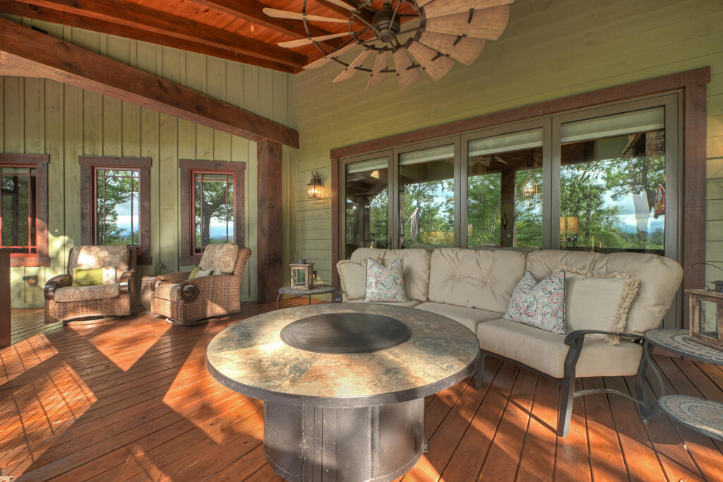 955 Old Toccoa Loop