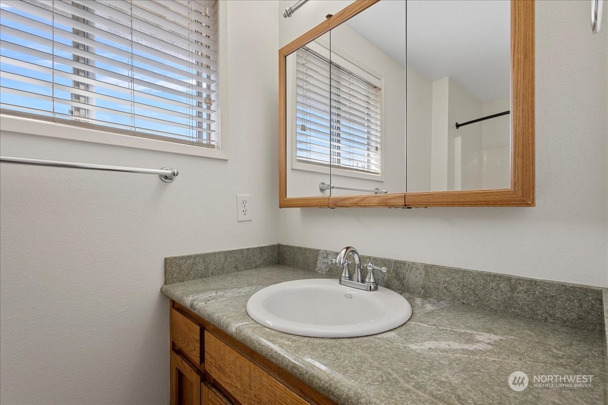 229 NE Nunan Loop Unit: 5-1