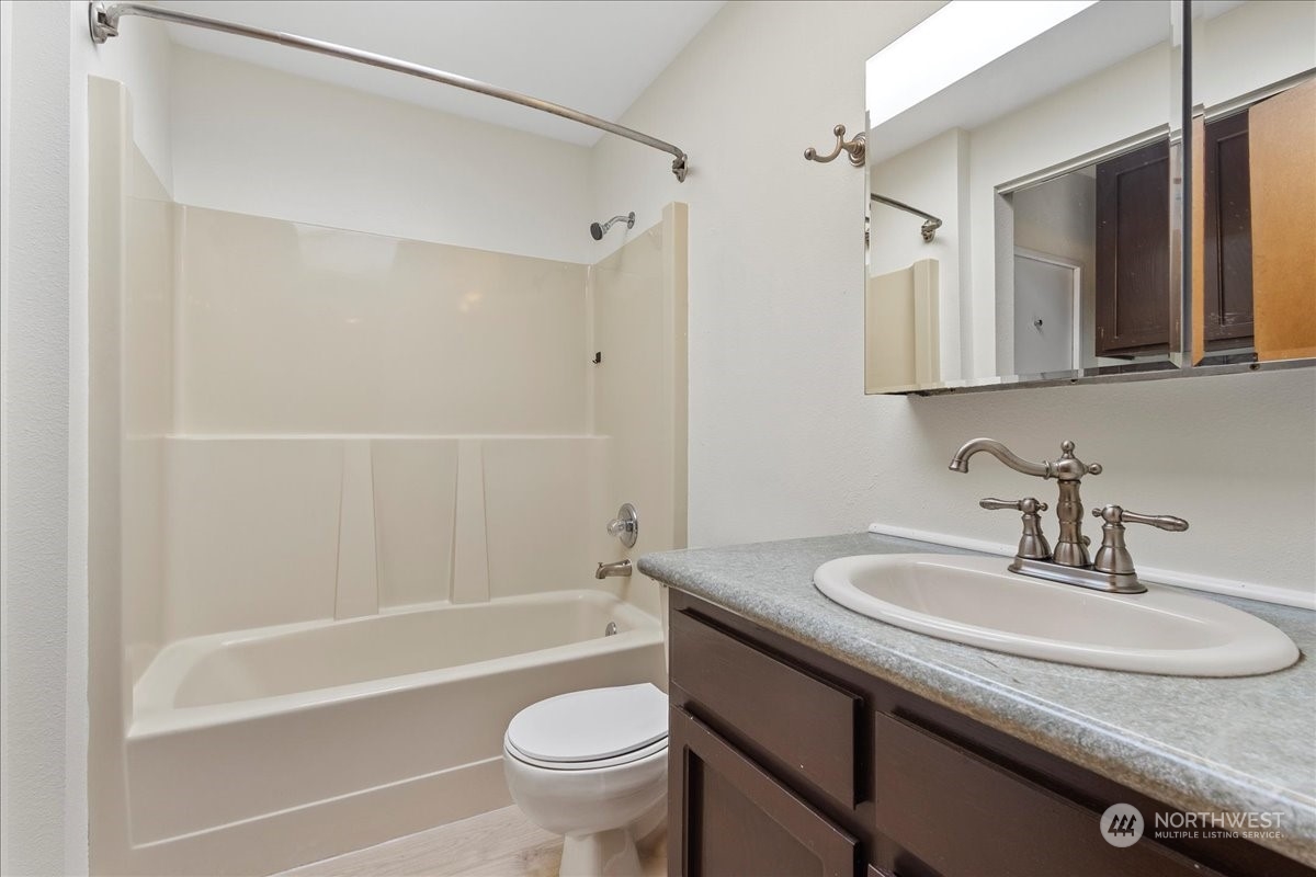 229 NE Nunan Loop Unit: 5-1