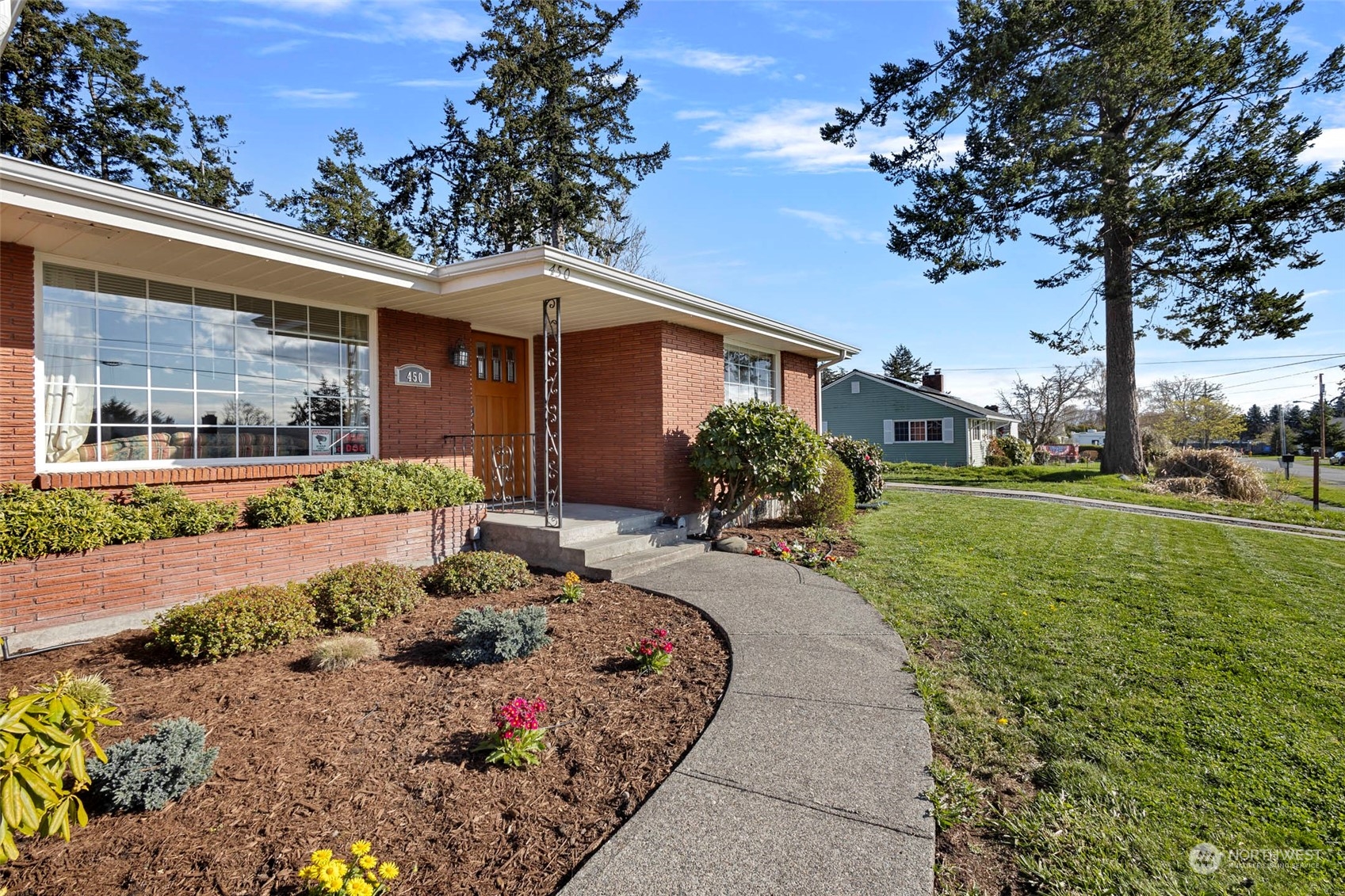 450 NE Ronhaar Street