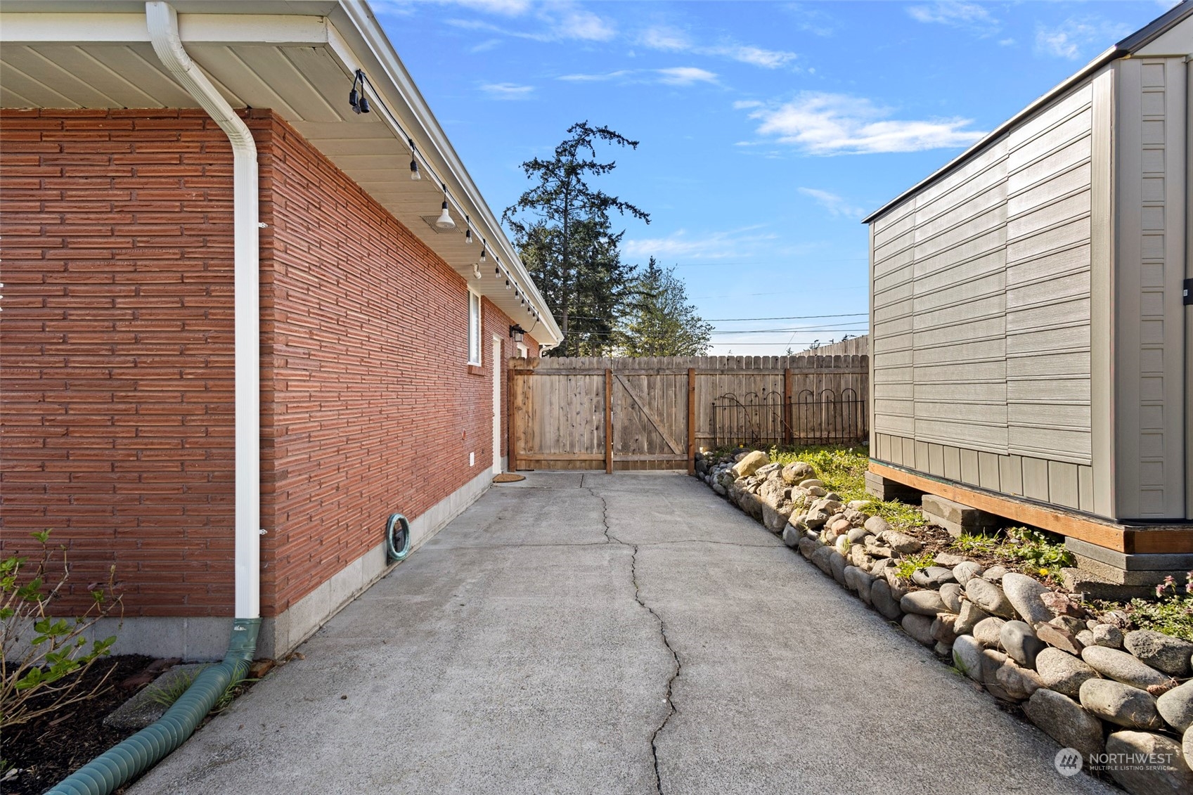 450 NE Ronhaar Street