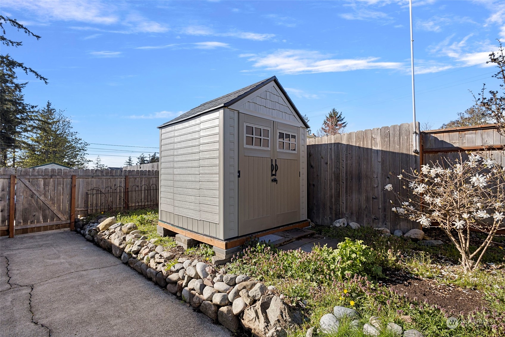 450 NE Ronhaar Street