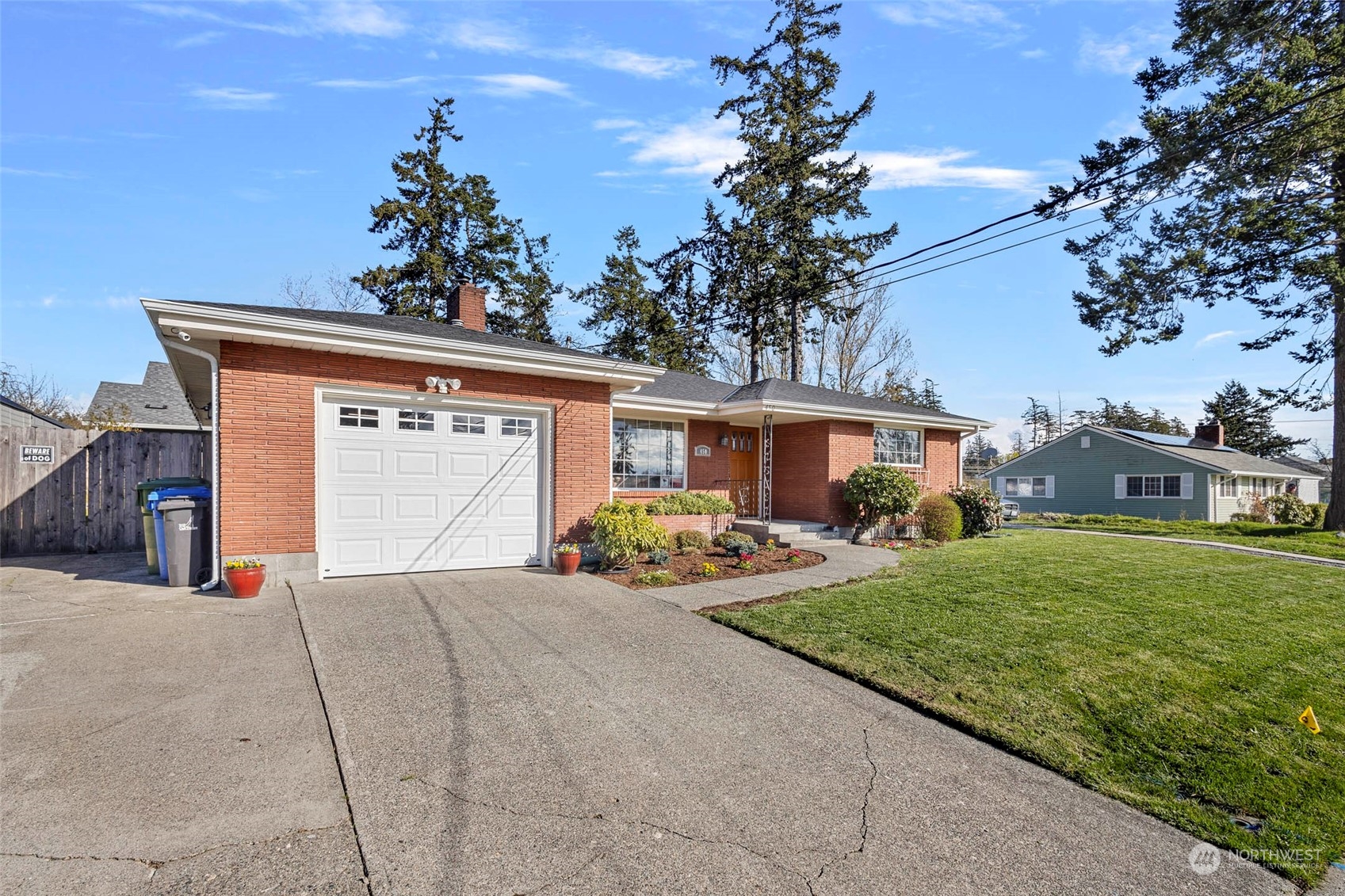 450 NE Ronhaar Street