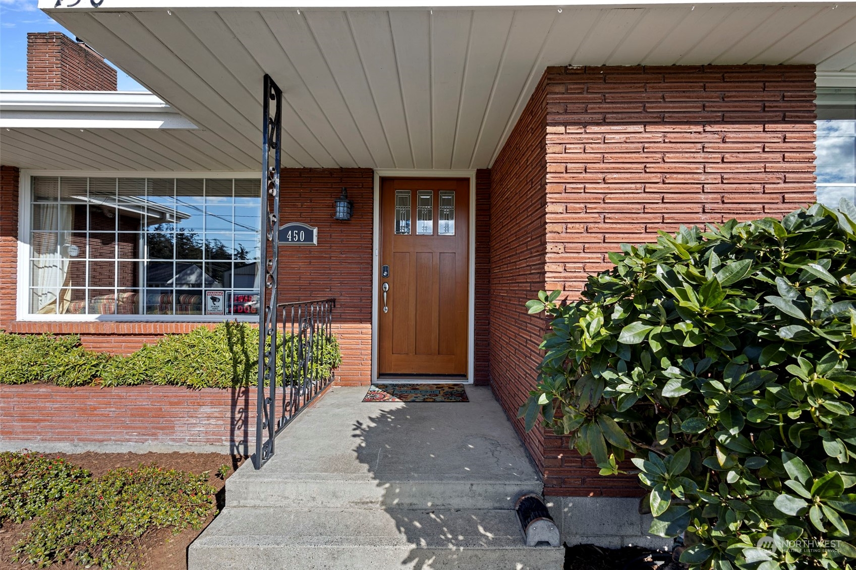 450 NE Ronhaar Street