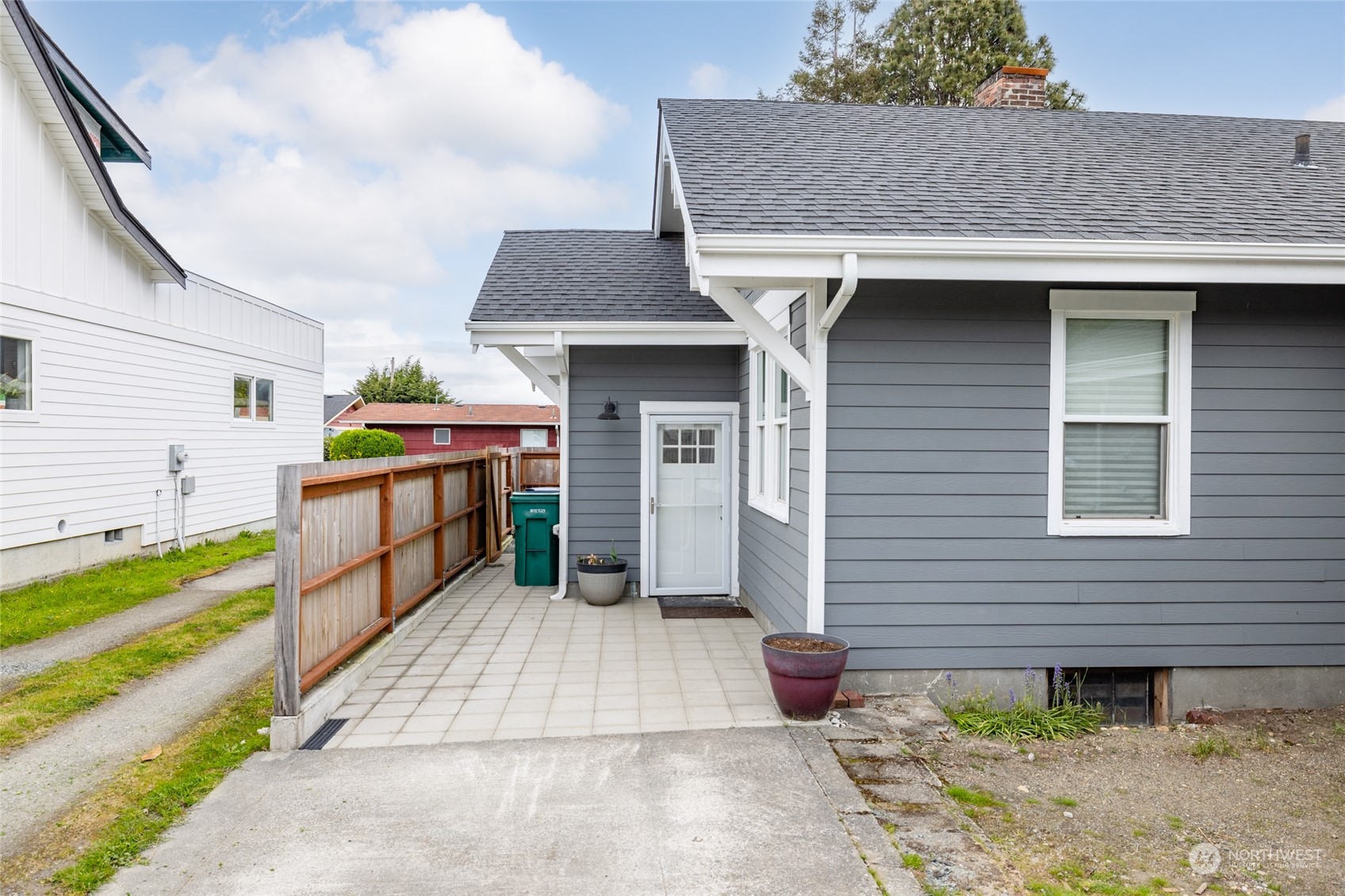 3520 Commercial Avenue