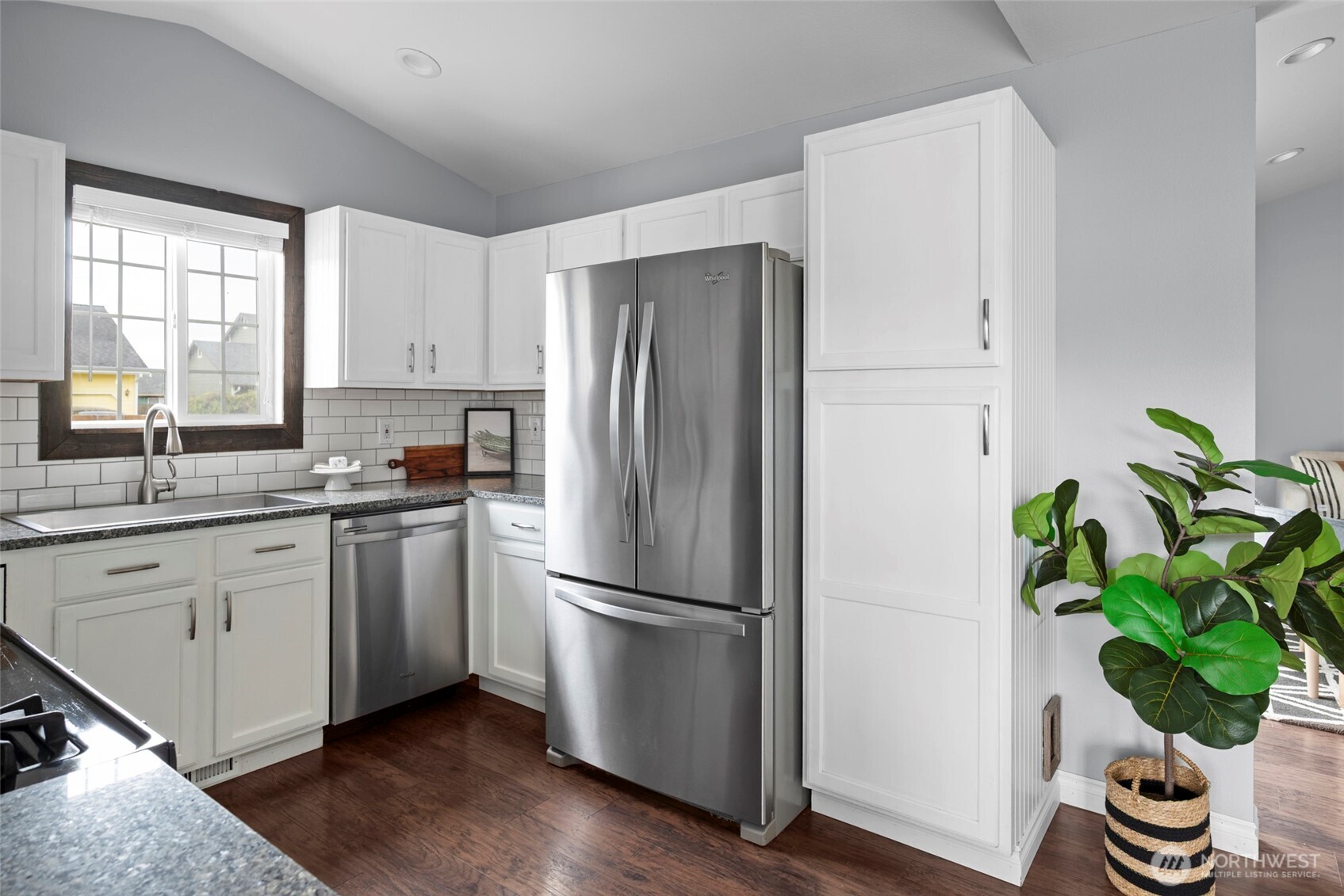 785 SW Puffin Street