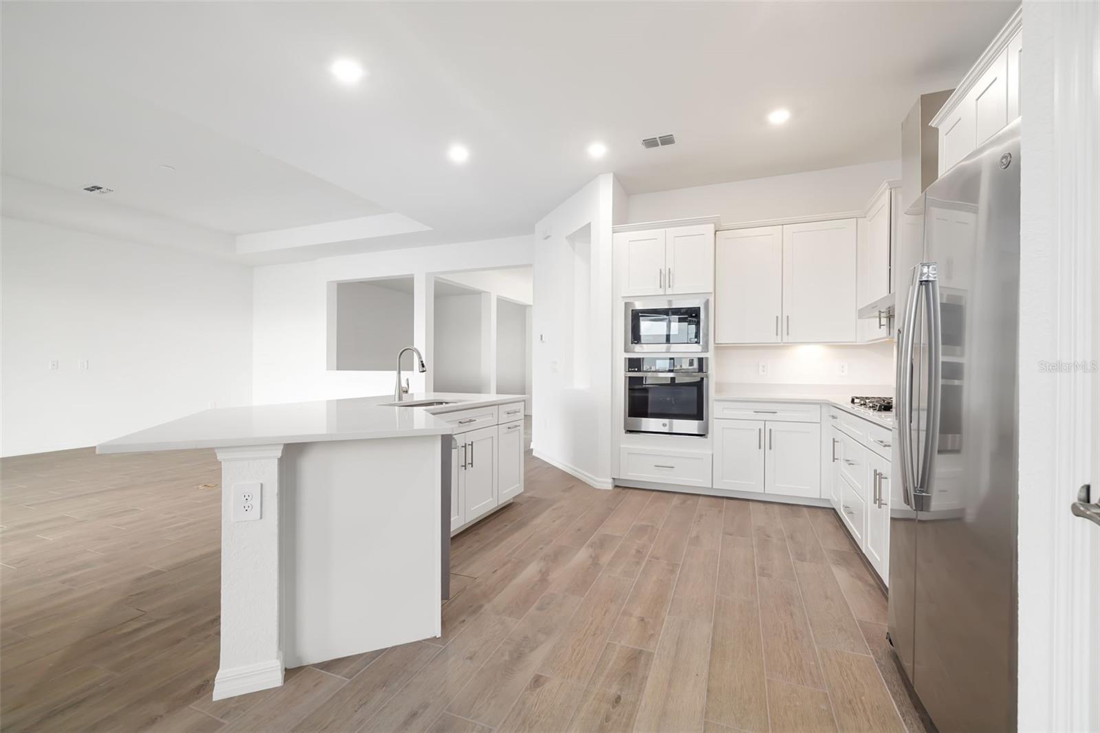 5613 LIGHTNING WHELK LN