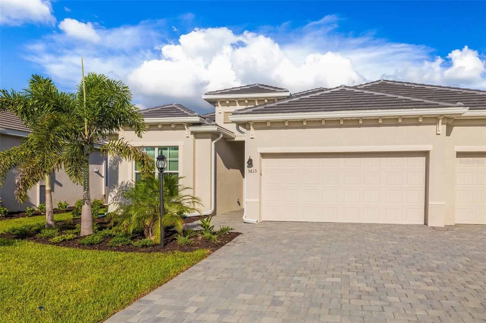 5613 LIGHTNING WHELK LN