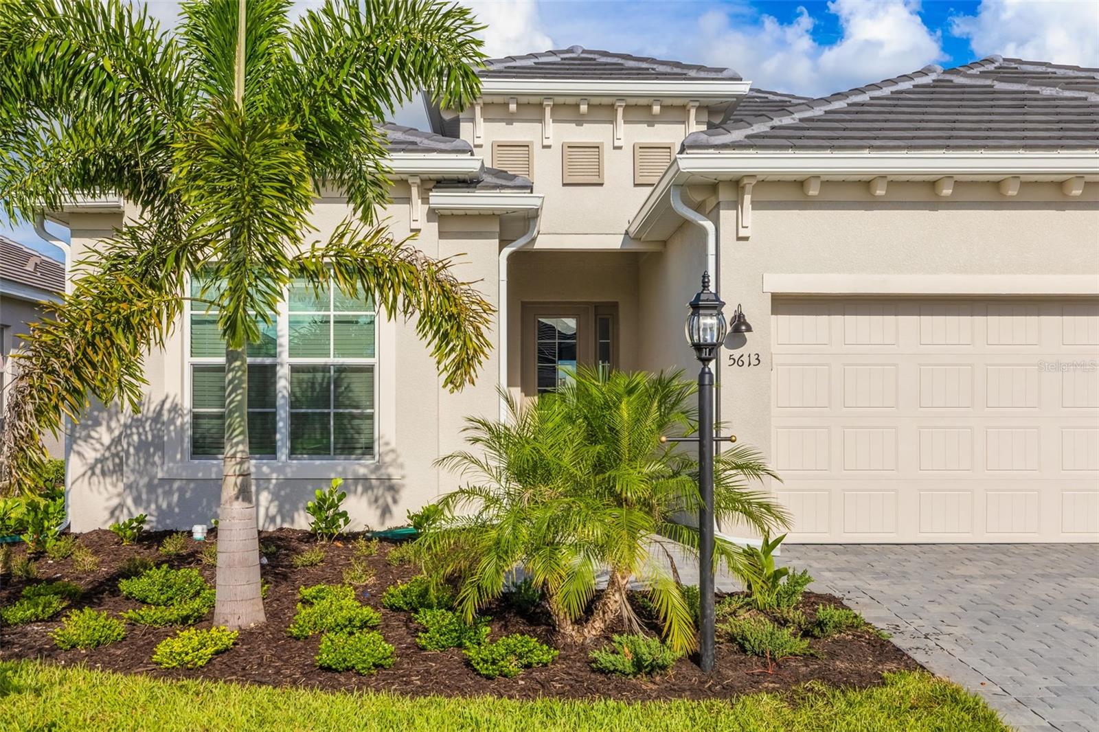 5613 LIGHTNING WHELK LN