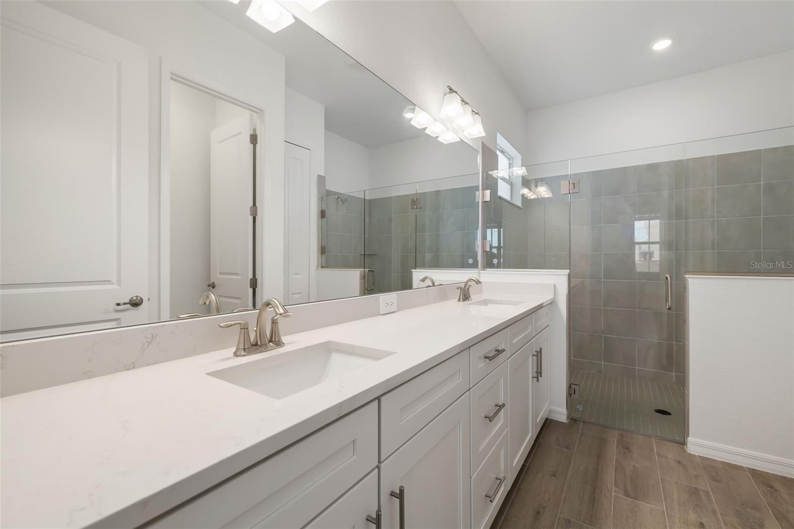 5613 LIGHTNING WHELK LN