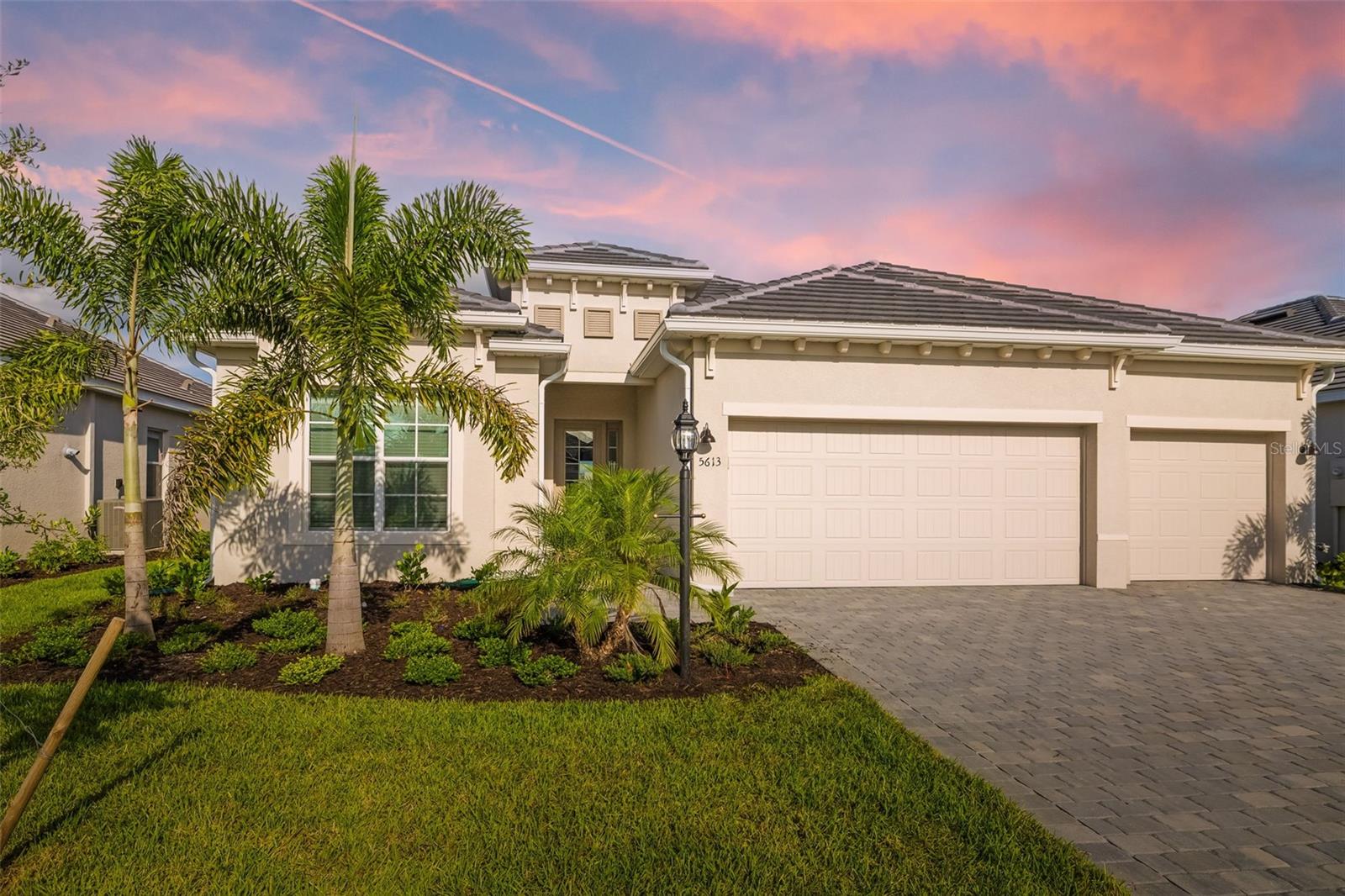 5613 LIGHTNING WHELK LN