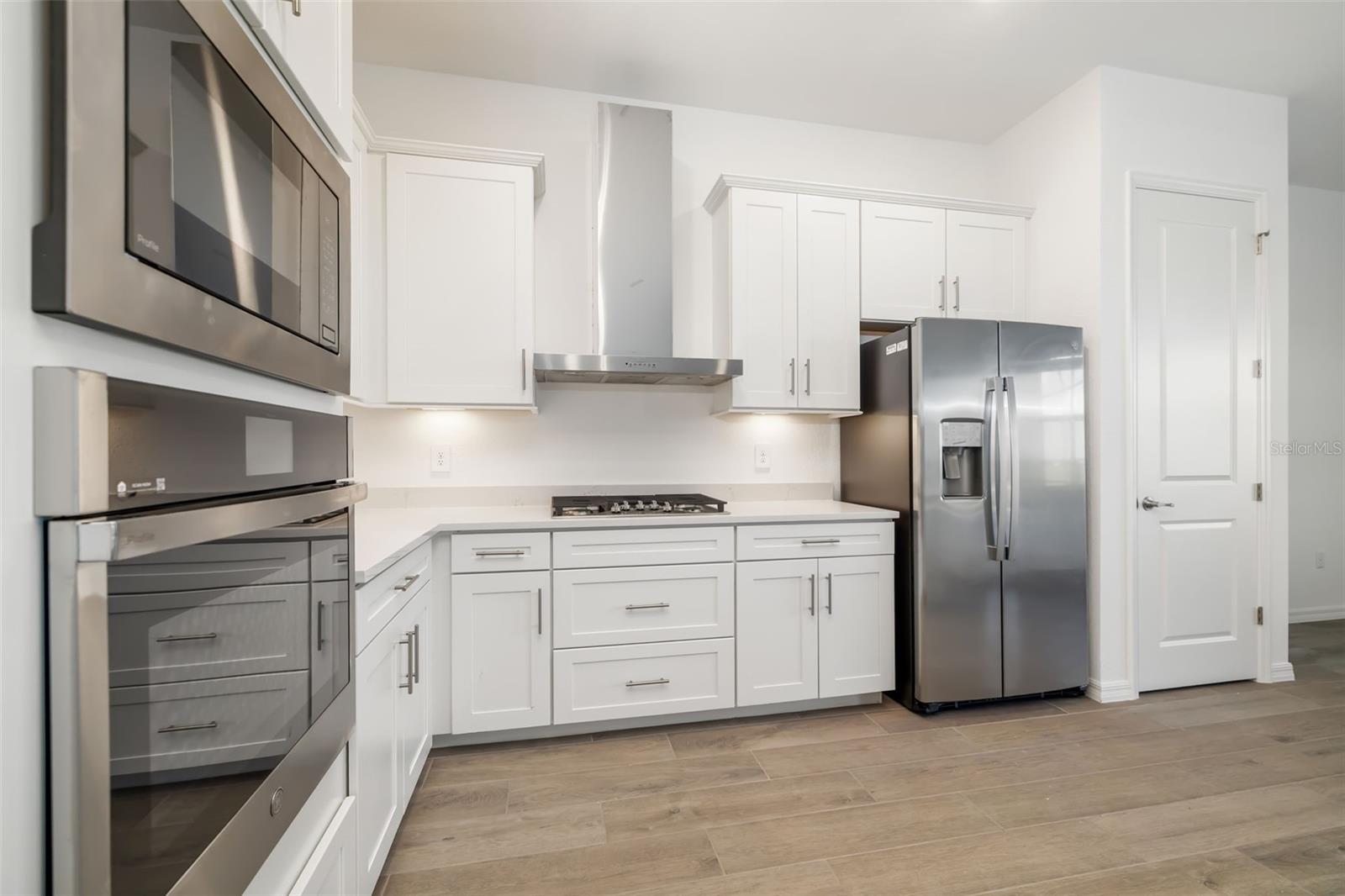 5613 LIGHTNING WHELK LN