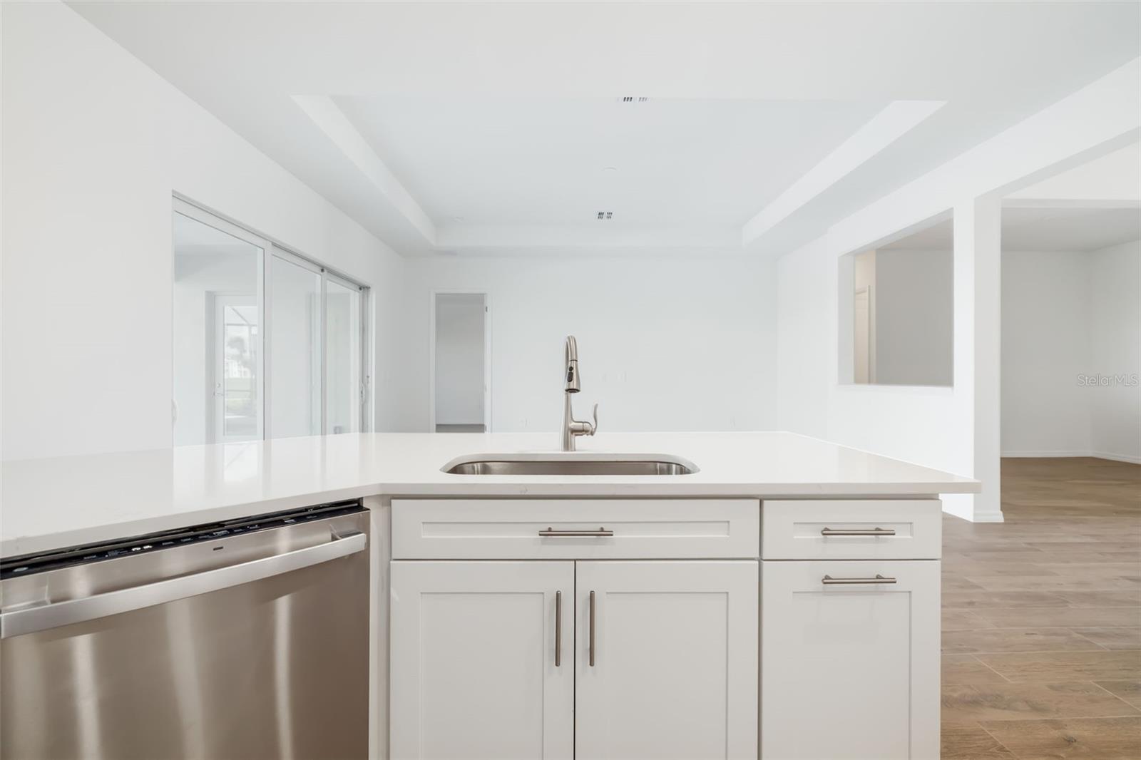 5613 LIGHTNING WHELK LN