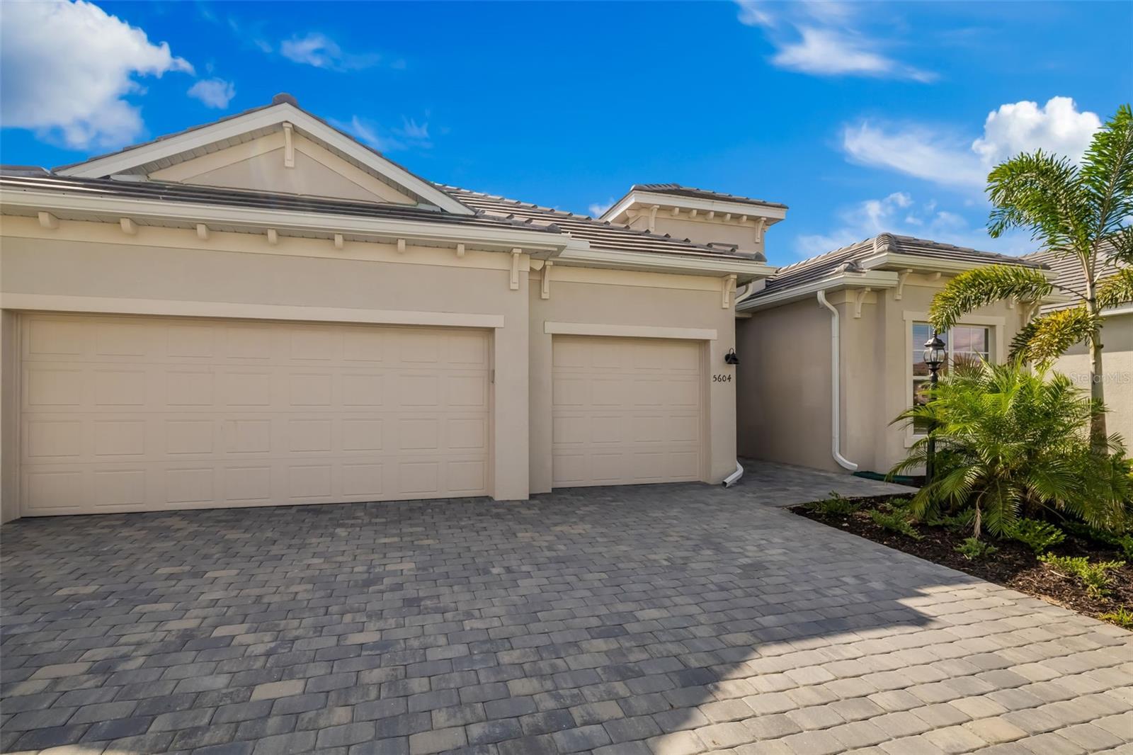5604 LIGHTNING WHELK LN
