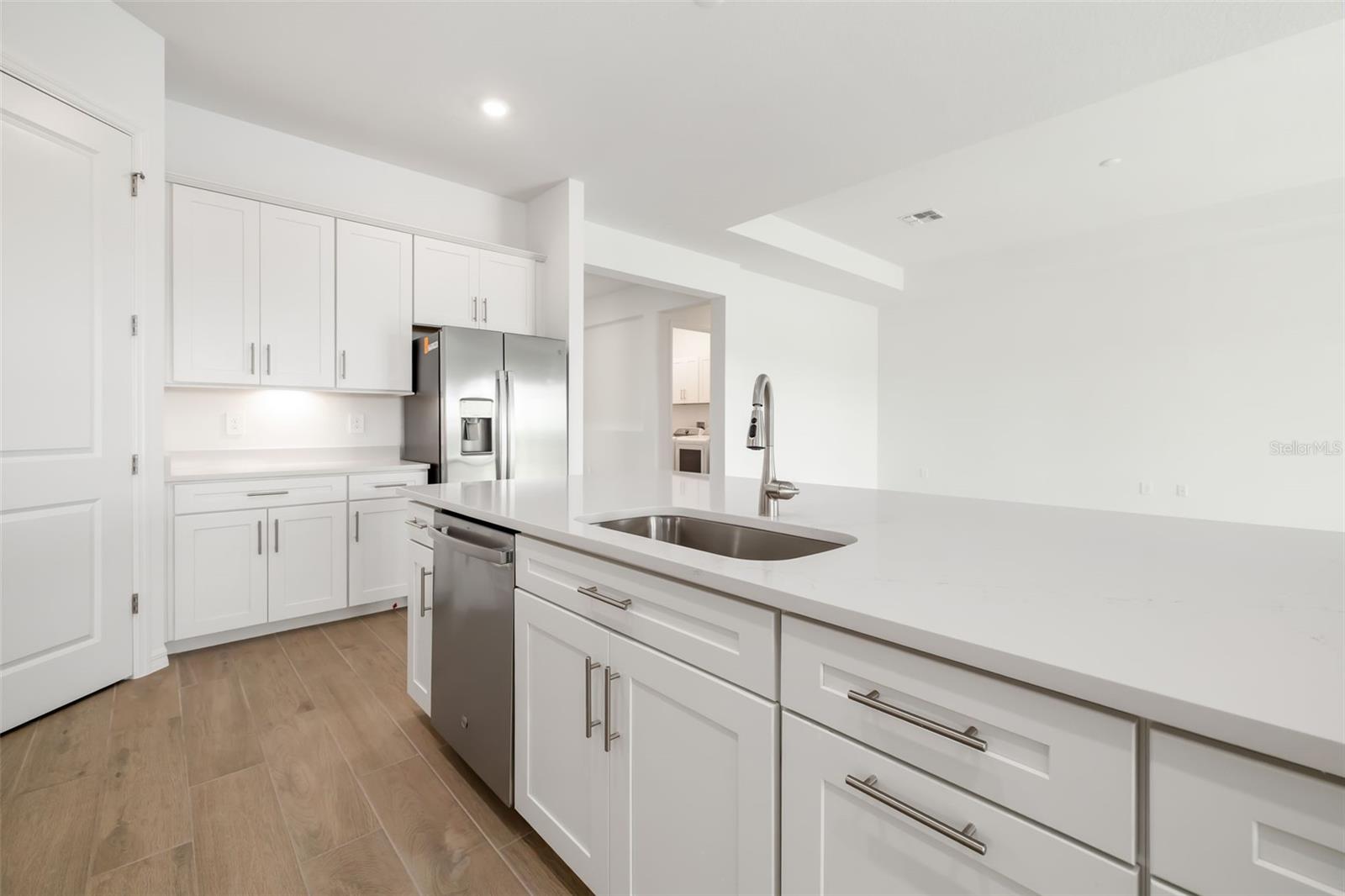 5604 LIGHTNING WHELK LN