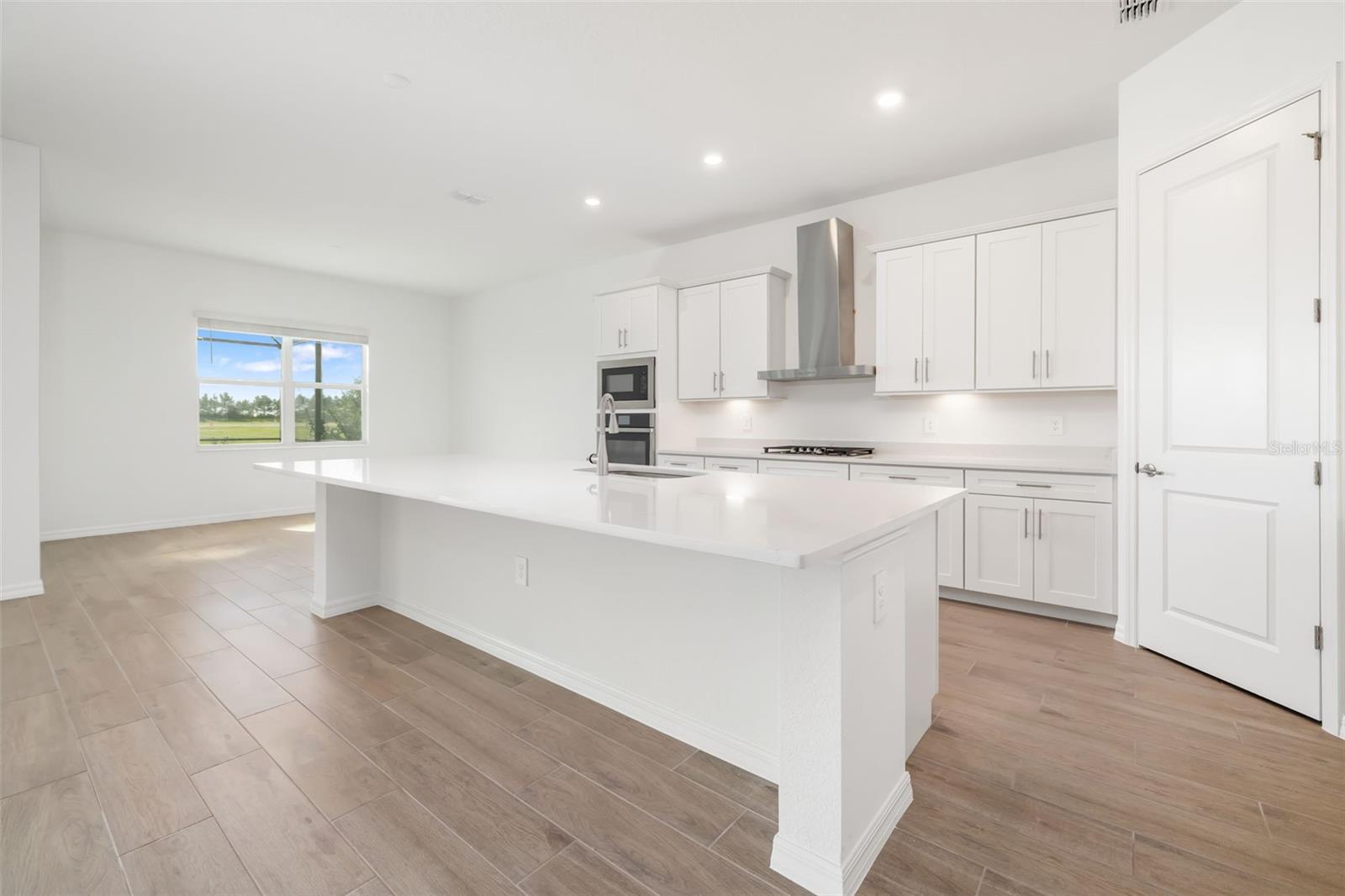 5604 LIGHTNING WHELK LN