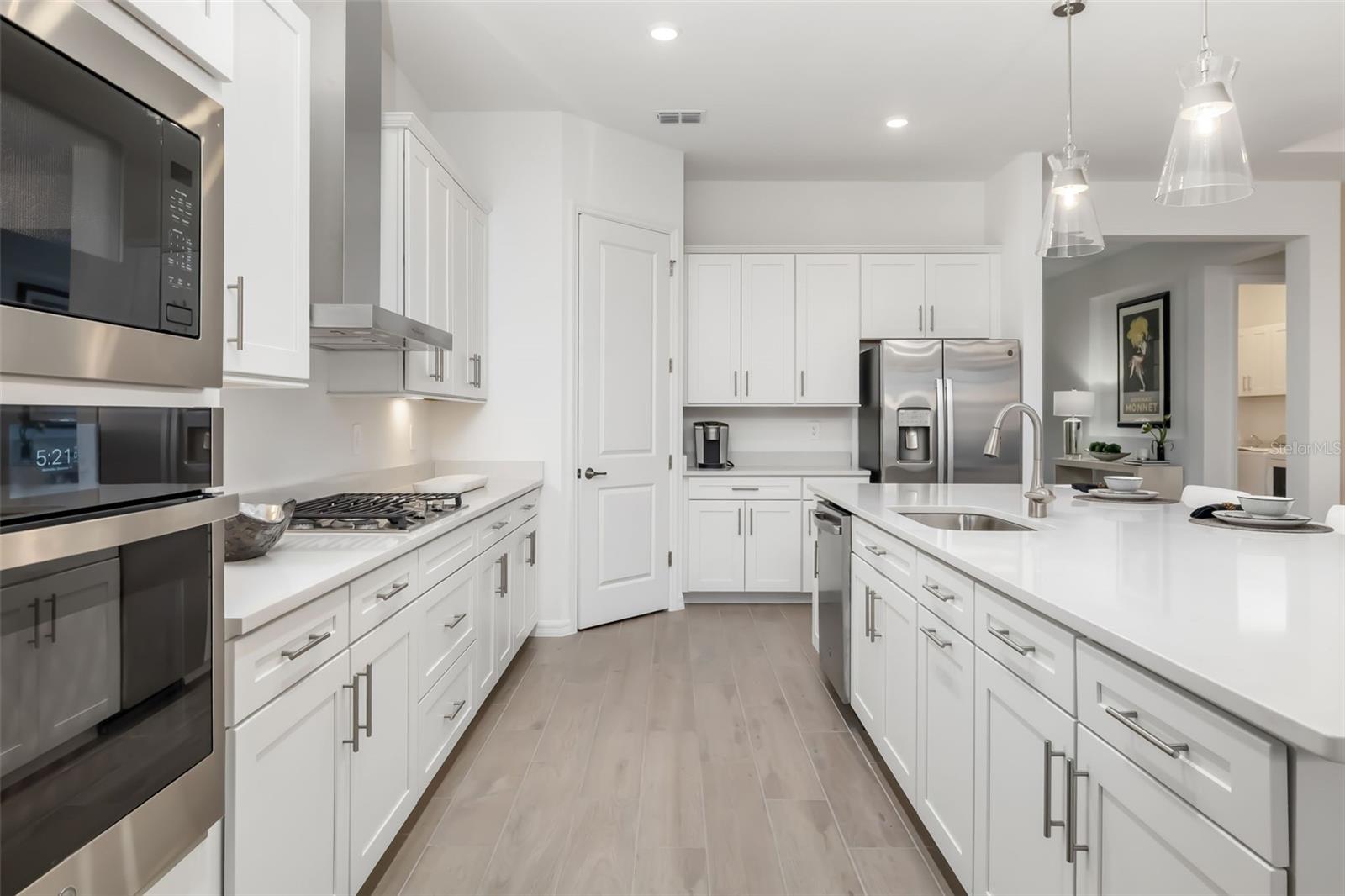 5617 LIGHTNING WHELK LN