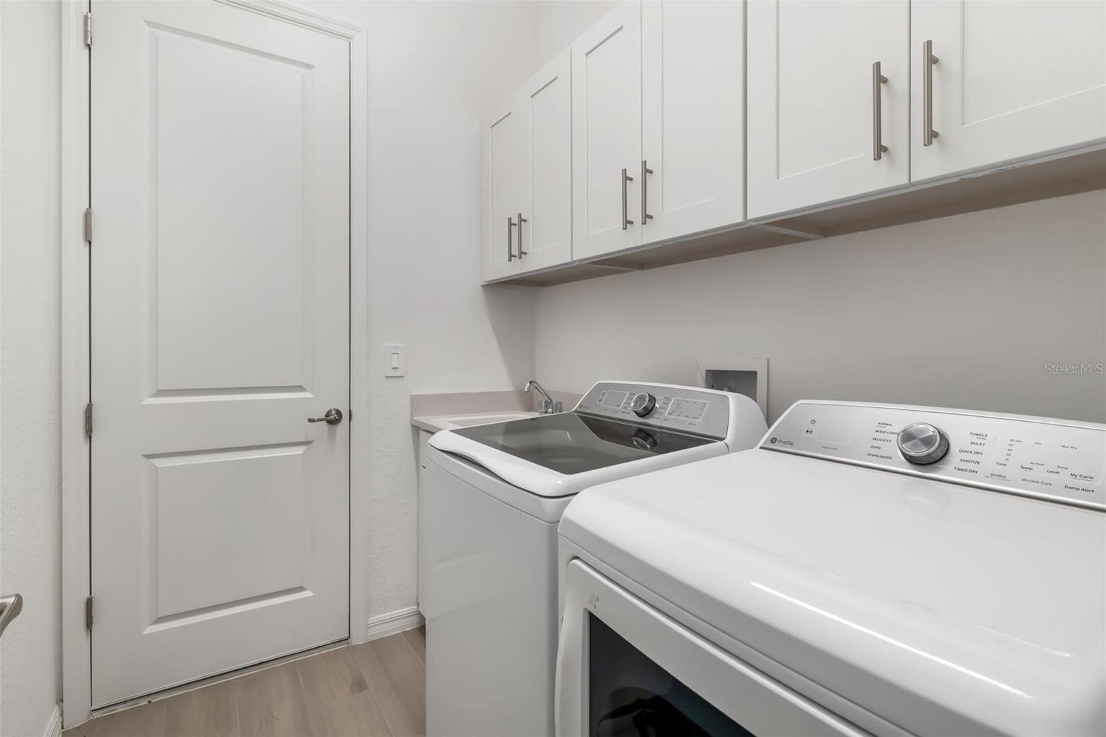 5617 LIGHTNING WHELK LN