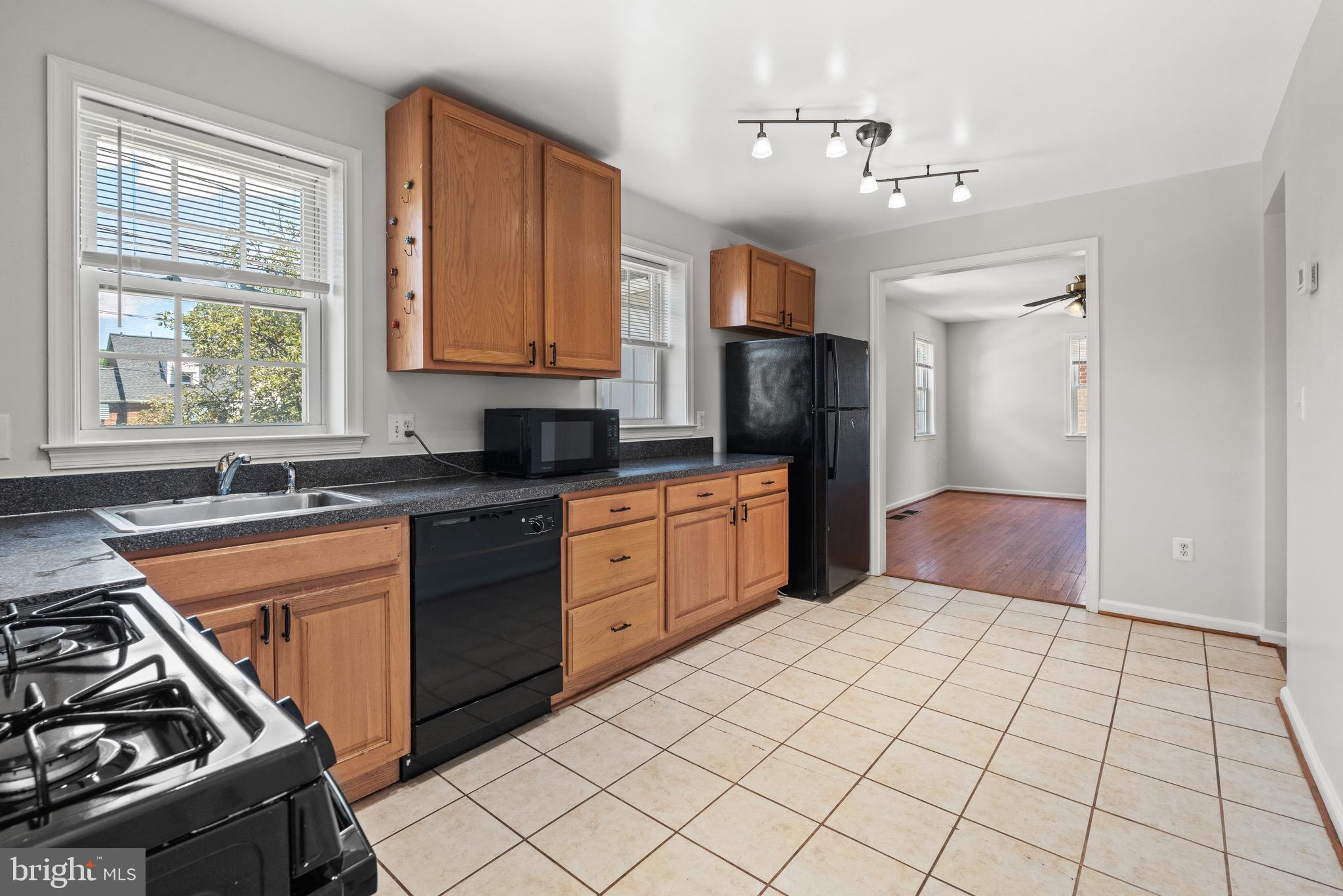 734 N George Mason Dr