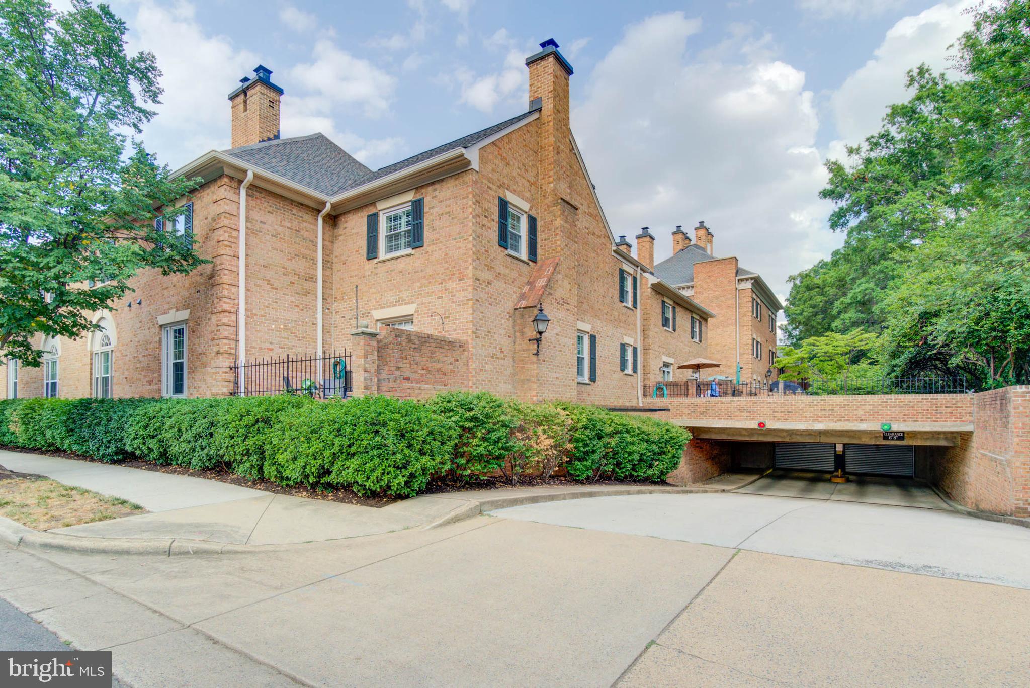 935 N PITT ST