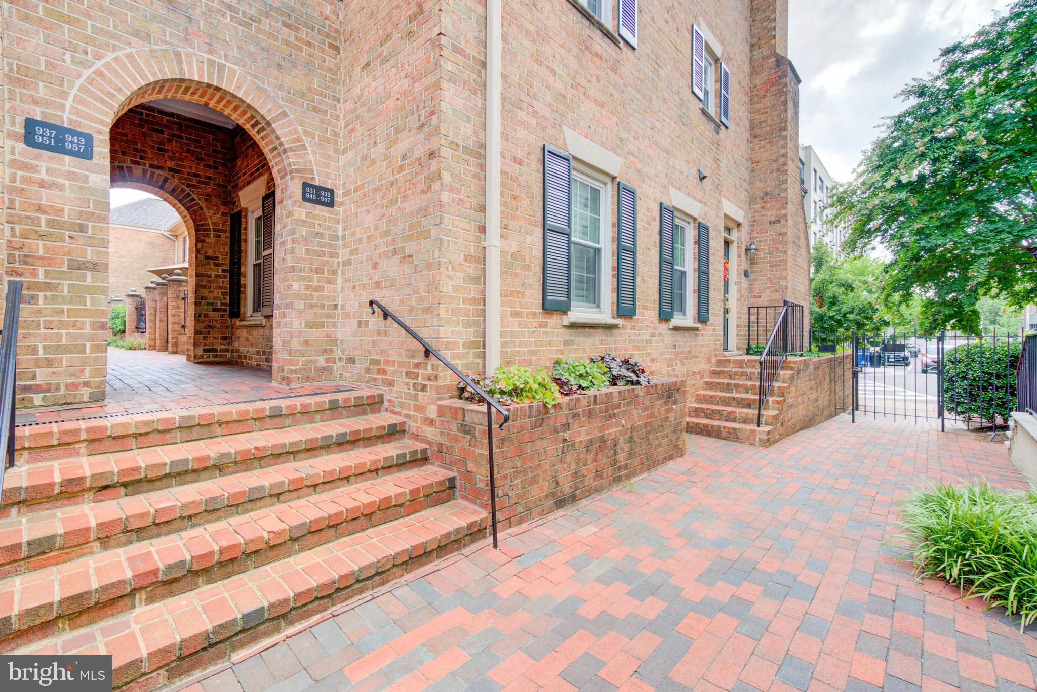 935 N PITT ST