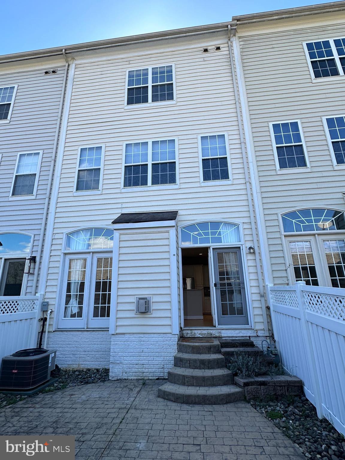 914 FEATHERSTONE STREET