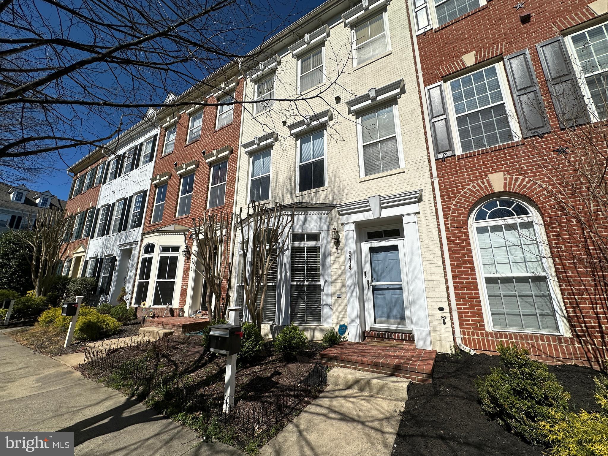 914 FEATHERSTONE STREET