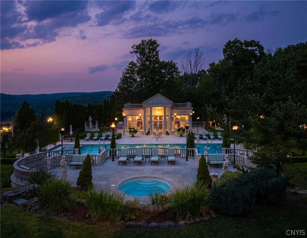 15 Meadowood Lane