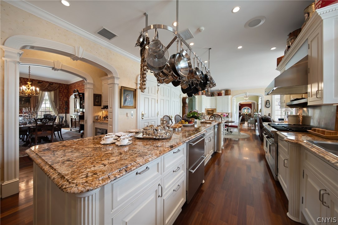 15 Meadowood Lane