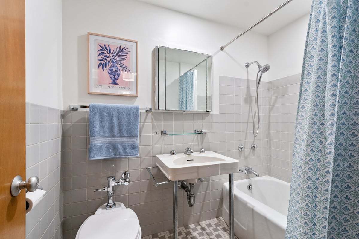 1508 Hinman Avenue Unit: 1A