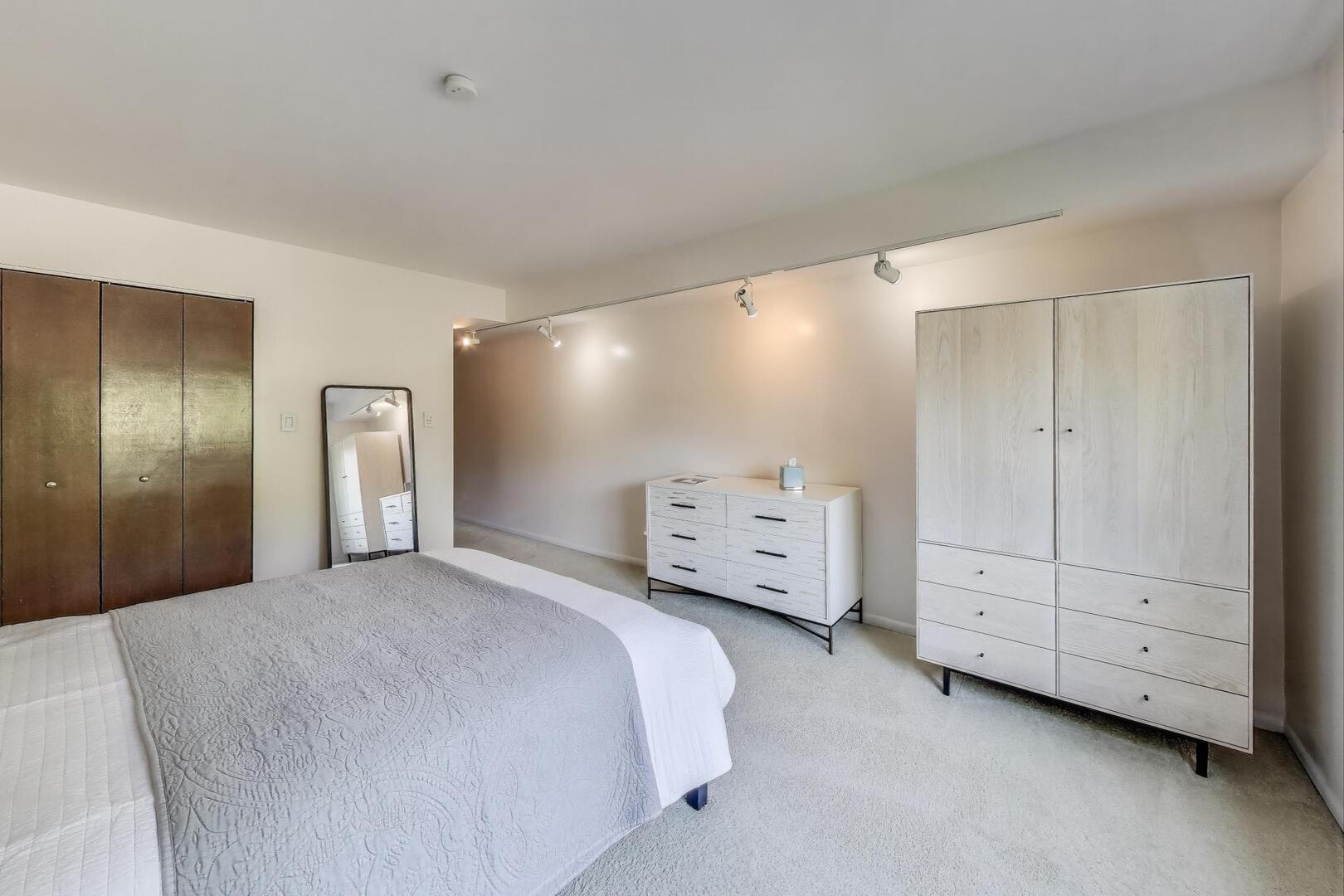 2300 Sherman Avenue Unit: 2C