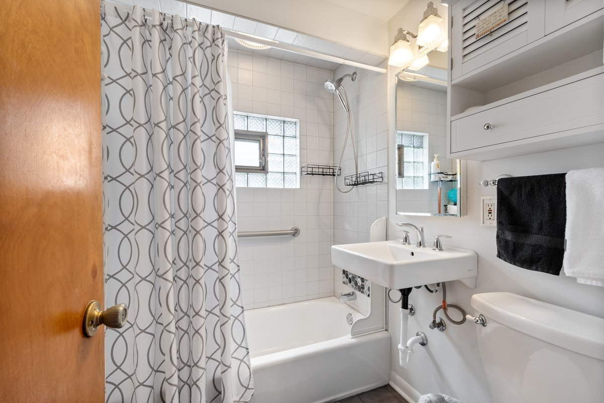 7511 N BELL Avenue Unit: B
