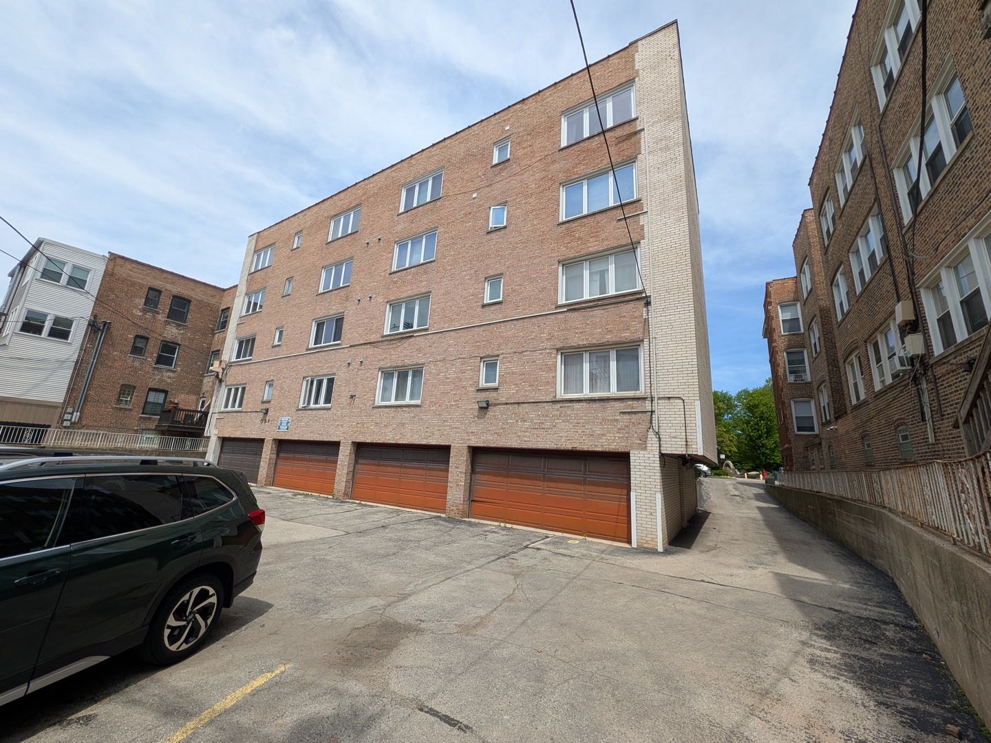 1057 W Pratt Boulevard Unit: 3C