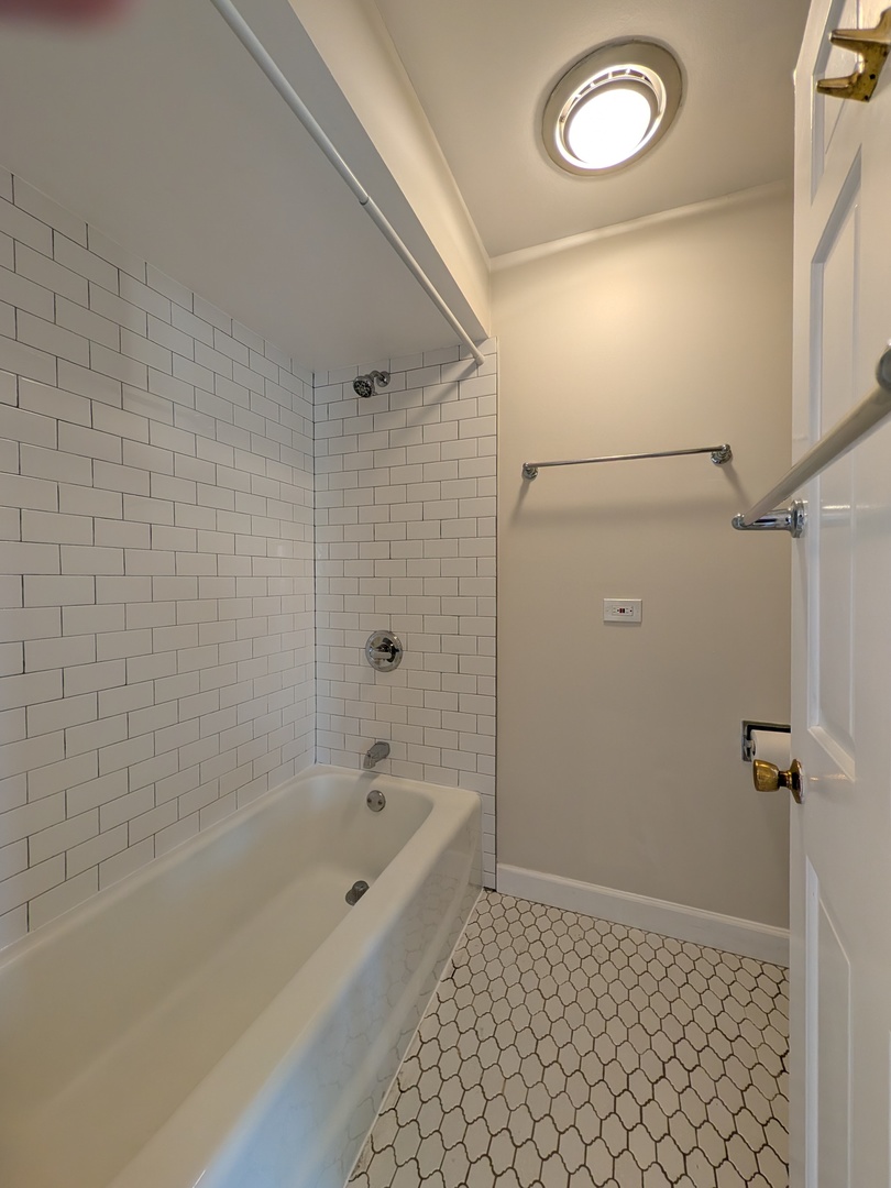 1057 W Pratt Boulevard Unit: 3C
