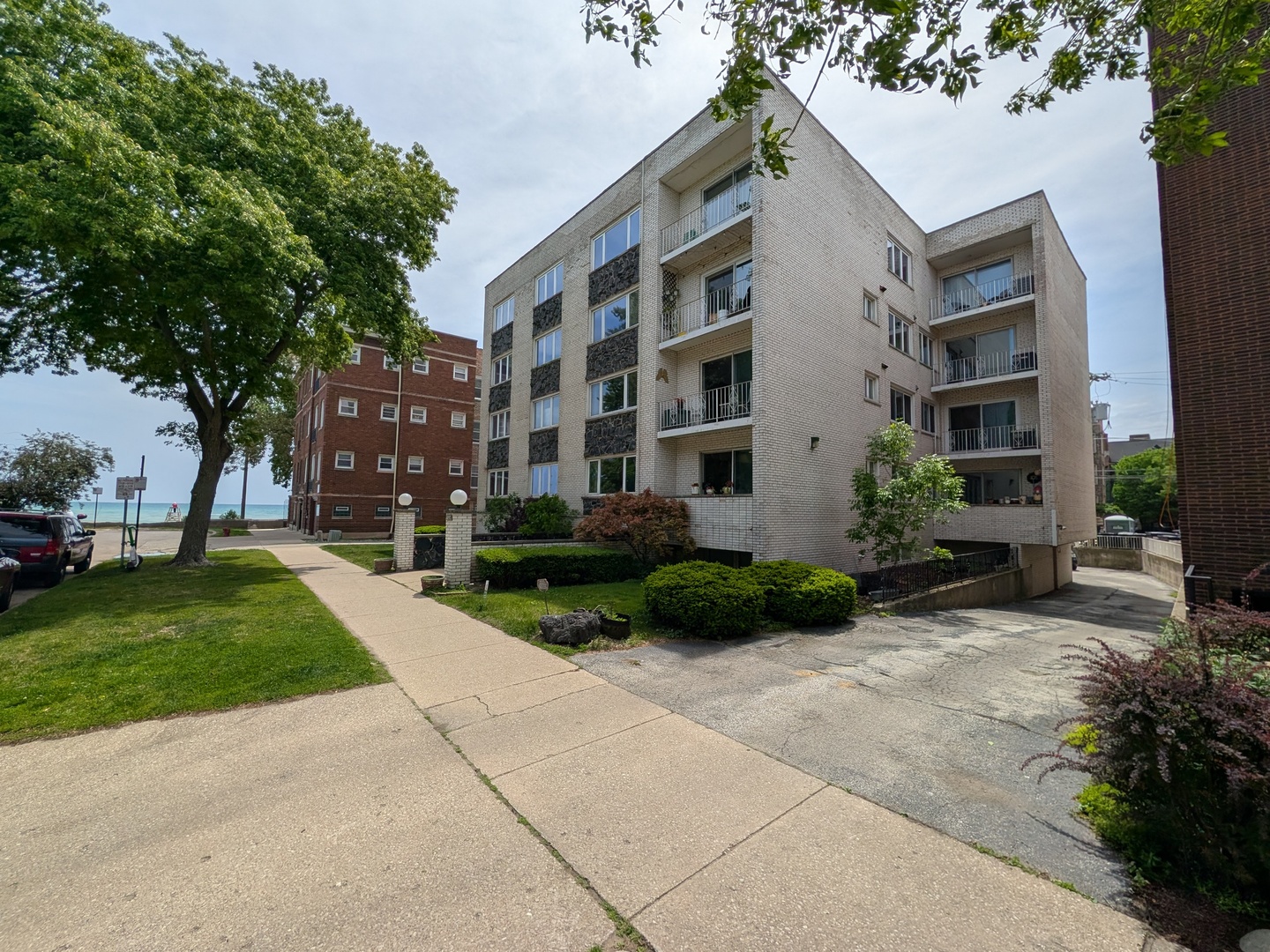 1057 W Pratt Boulevard Unit: 3C