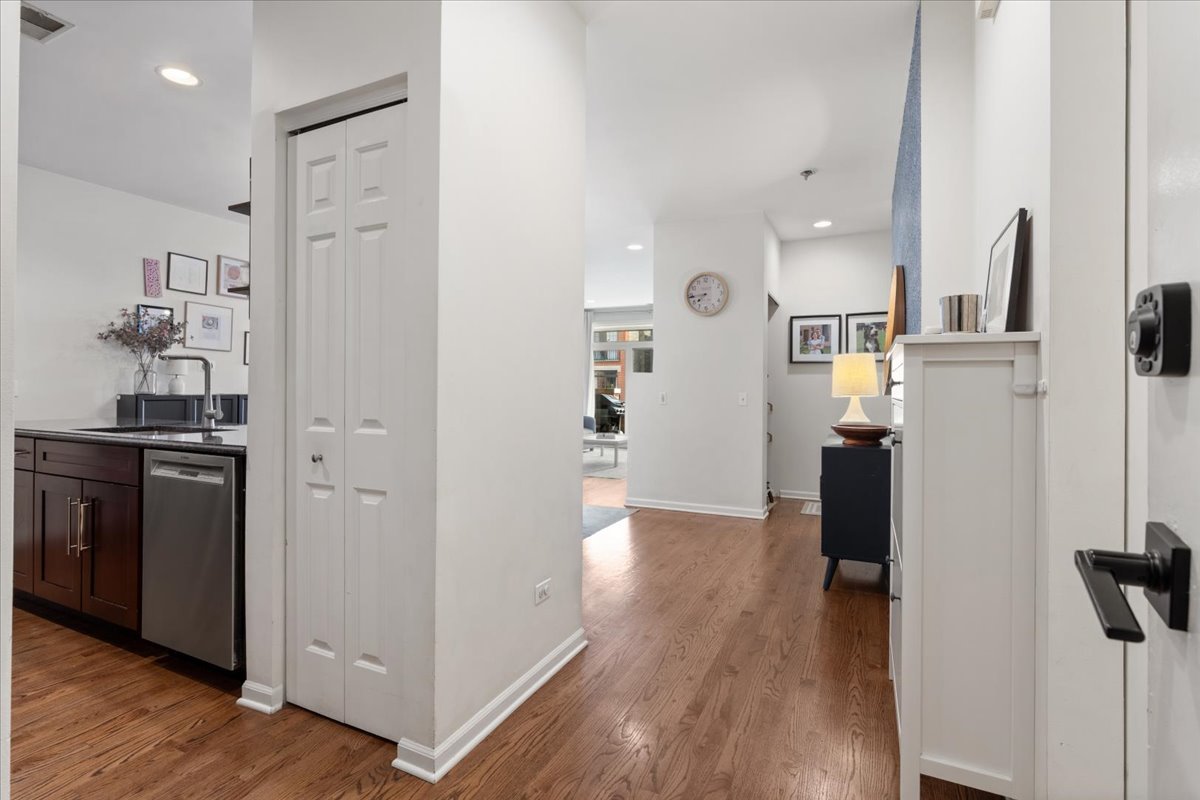 2040 W Belmont Avenue Unit: 302