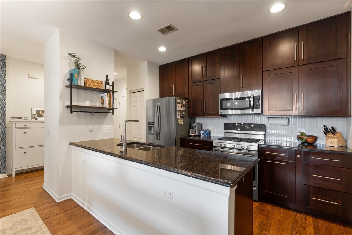 2040 W Belmont Avenue Unit: 302