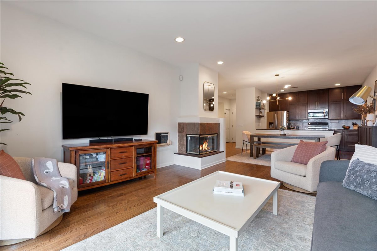 2040 W Belmont Avenue Unit: 302