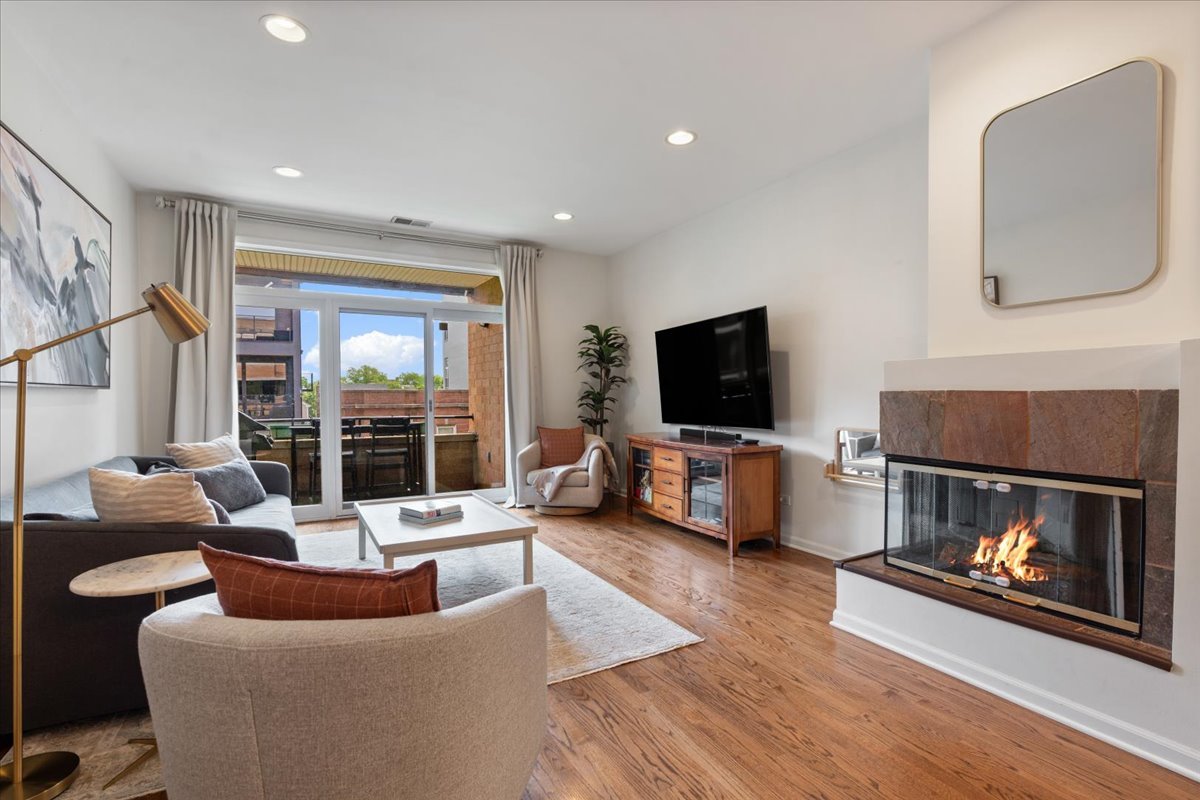 2040 W Belmont Avenue Unit: 302
