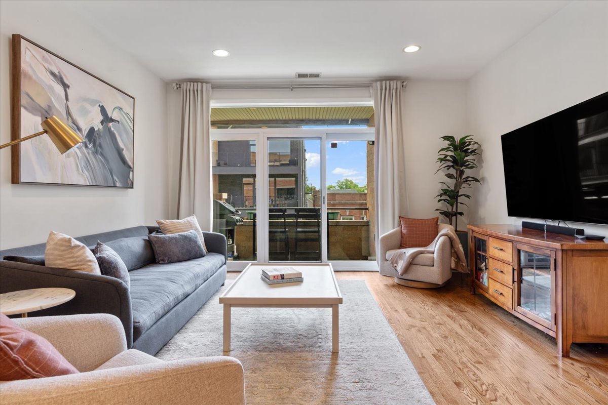 2040 W Belmont Avenue Unit: 302