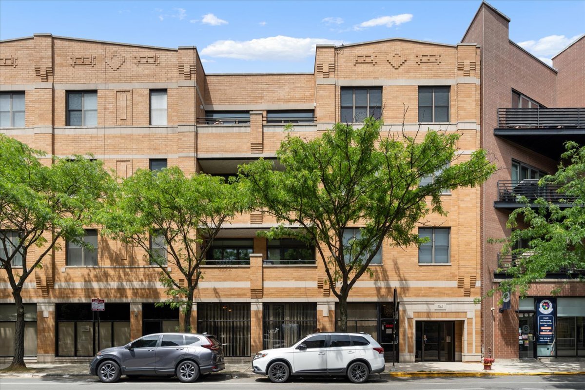 2040 W Belmont Avenue Unit: 302