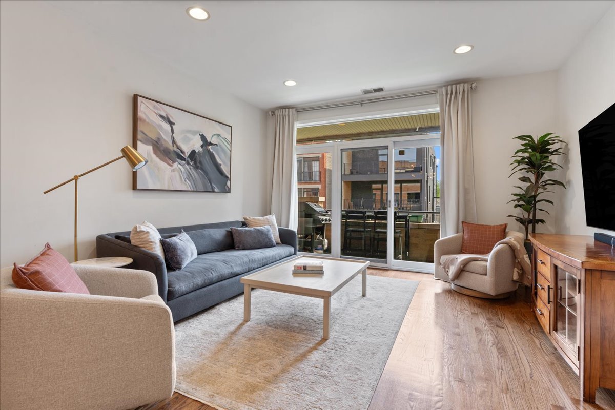 2040 W Belmont Avenue Unit: 302