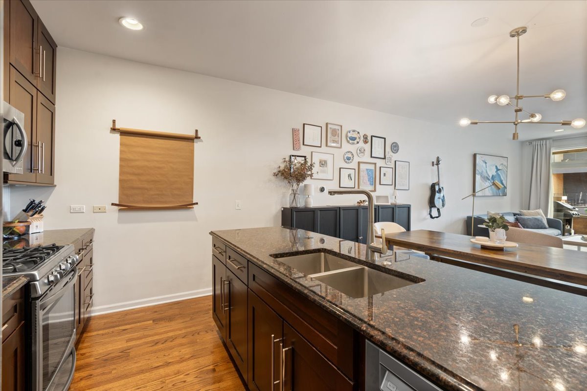 2040 W Belmont Avenue Unit: 302