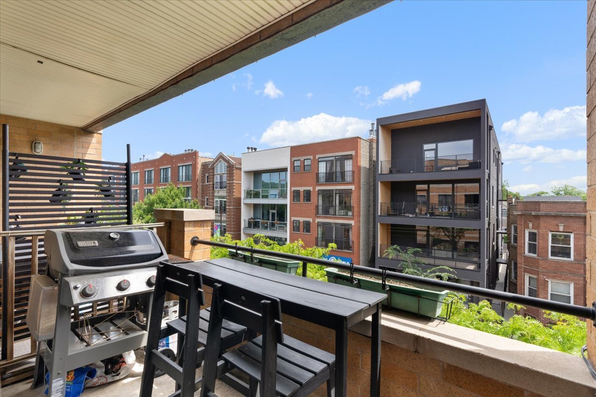 2040 W Belmont Avenue Unit: 302
