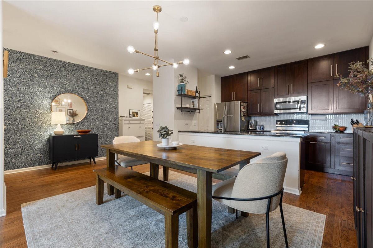2040 W Belmont Avenue Unit: 302