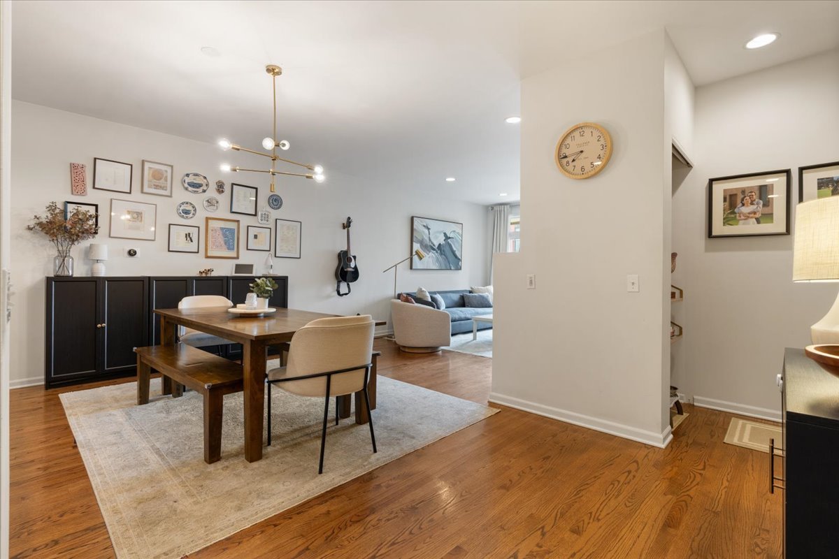 2040 W Belmont Avenue Unit: 302