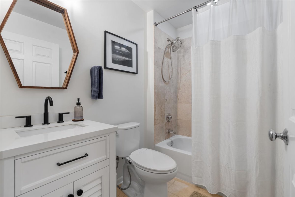 2040 W Belmont Avenue Unit: 302
