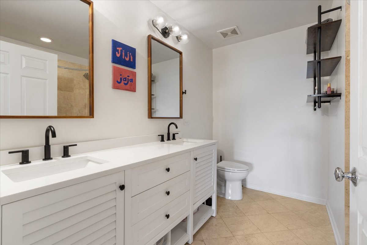 2040 W Belmont Avenue Unit: 302