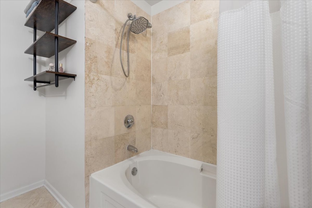 2040 W Belmont Avenue Unit: 302