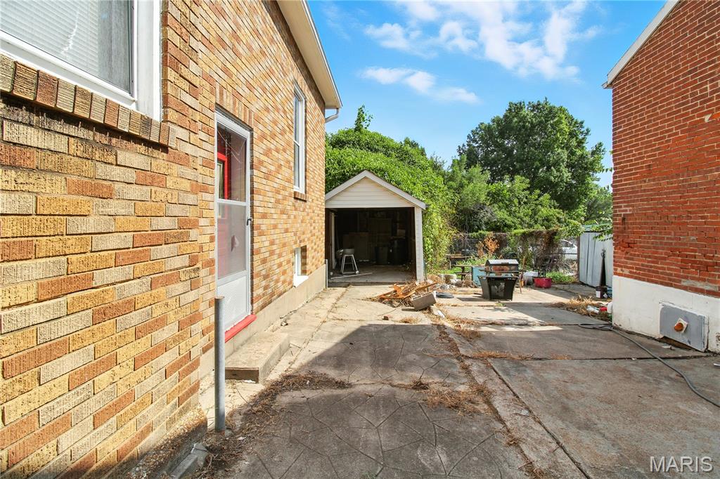 407 E 5th Street
